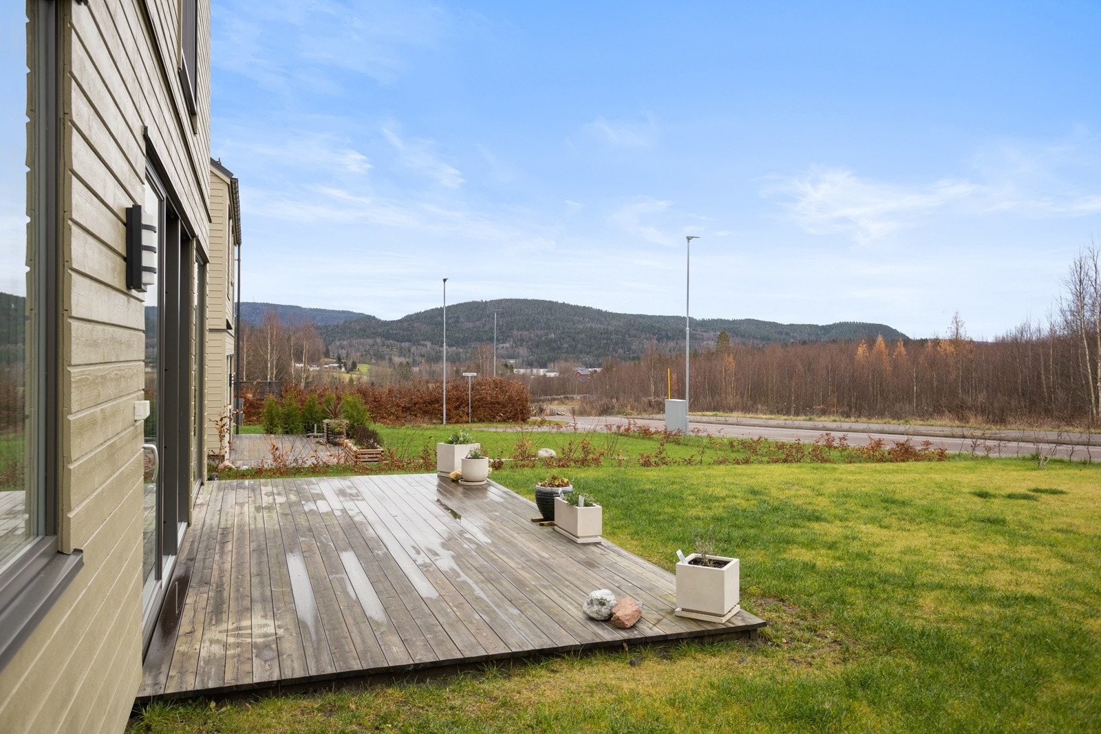 Uteplassen vender mot syd. Galleribilde