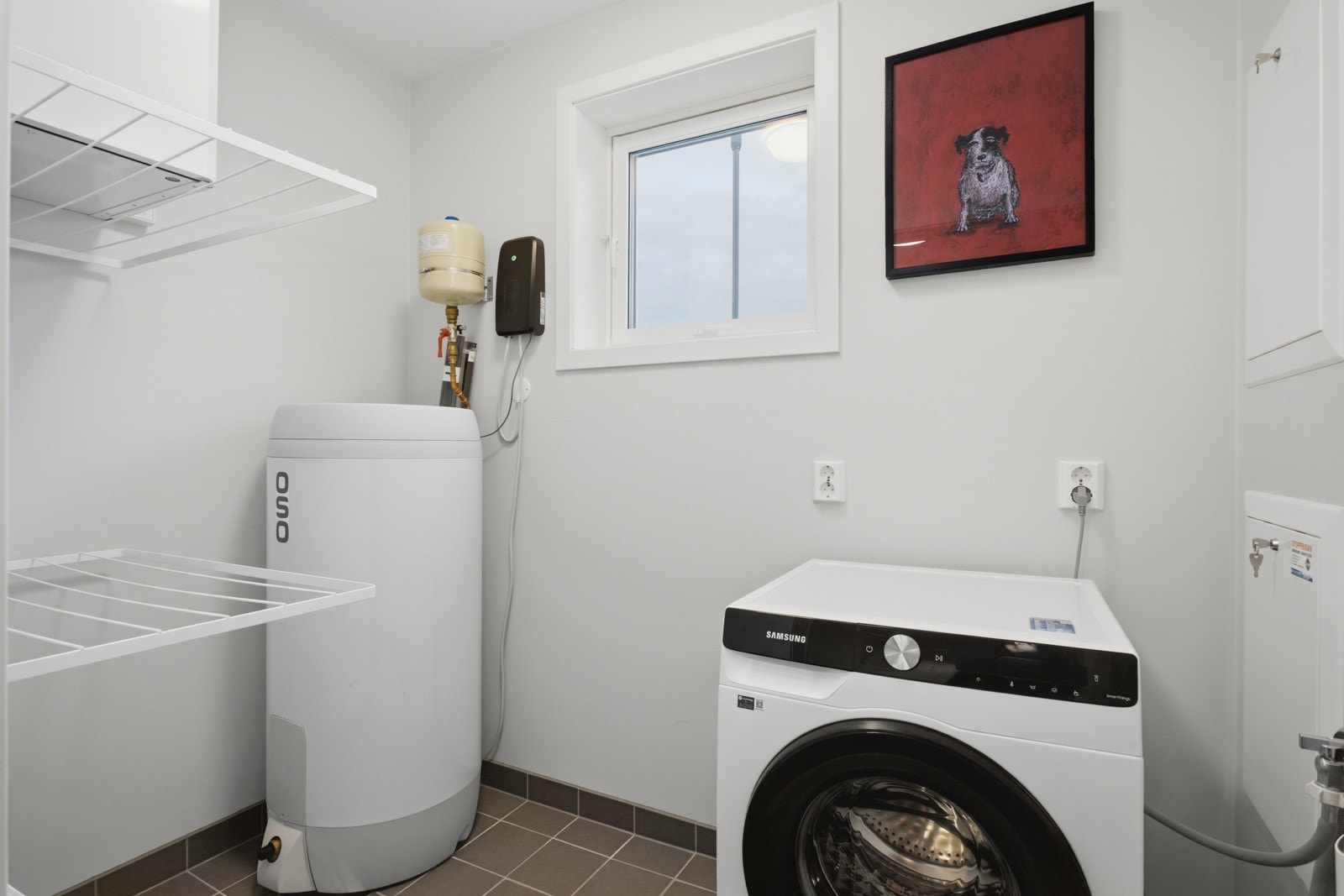 Eget vaskerom med opplegg for vaskemaskin. Galleribilde