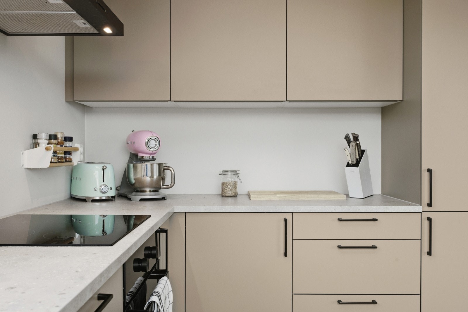 Moderne innredning med slette fronter og laminat benkeplate. Galleribilde