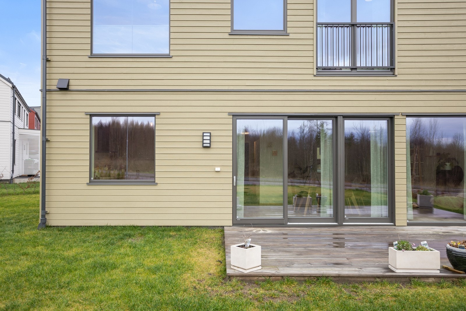 Boligen har solrik terrasse og hage med utgang fra stuen i 1.etg. Galleribilde