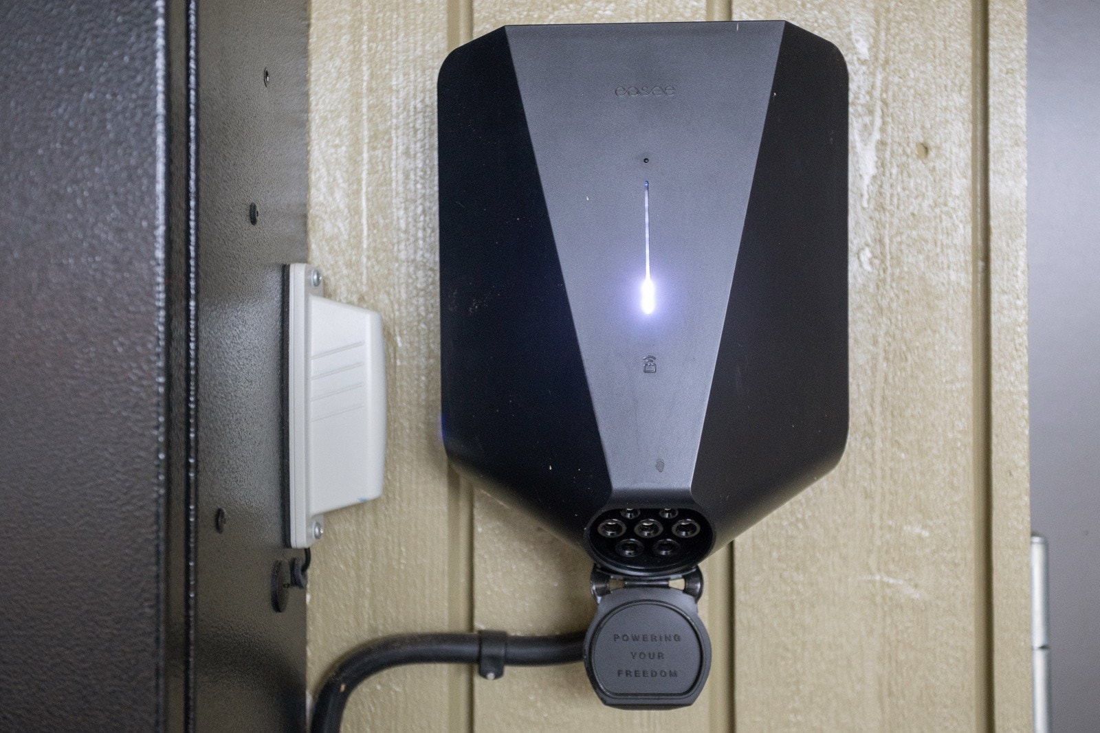 Det er installert elbillader i carporten. Galleribilde