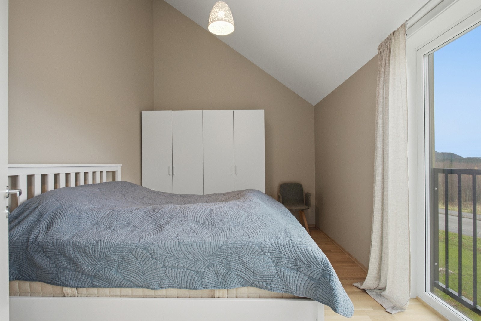 Godt lysinnslipp og mulighet til å åpne opp til fransk balkong. Galleribilde