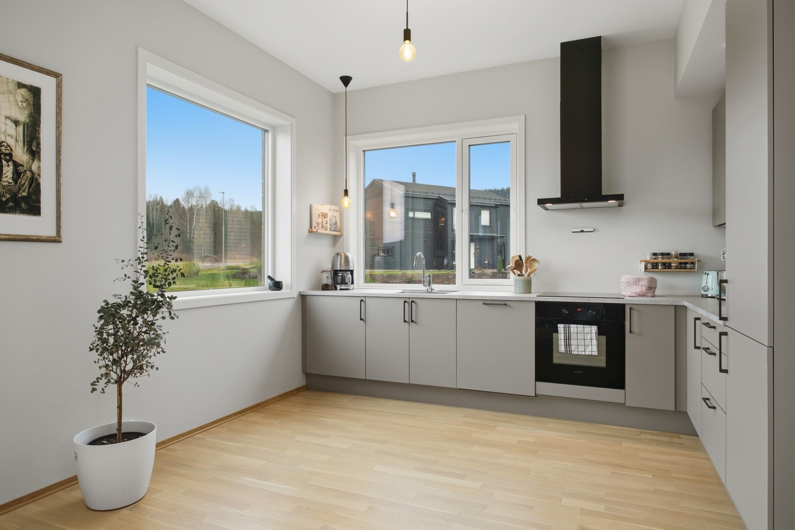 Kjøkkenet ligger tilbaketrukket i egen sone, og har lysinnslipp og hyggelig utsyn mot hagen. Galleribilde