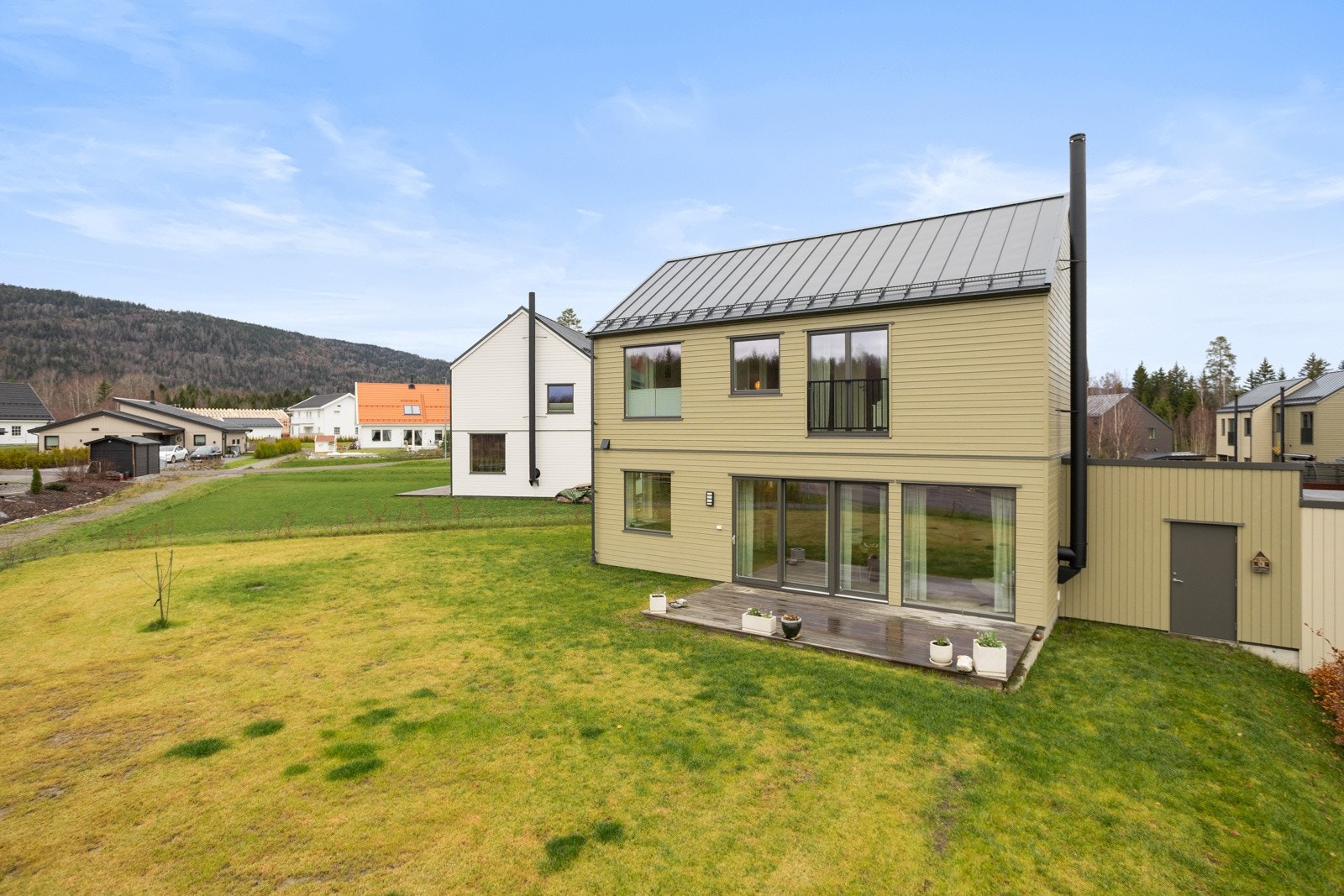 Hage for lek og moro foran huset, samt felles lekeplass på feltet. Galleribilde