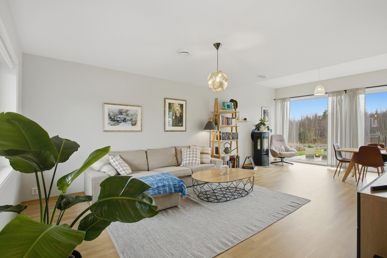 Boligen ble oppført i 2020 og har moderne standard og familieperfekt løsning. Galleribilde