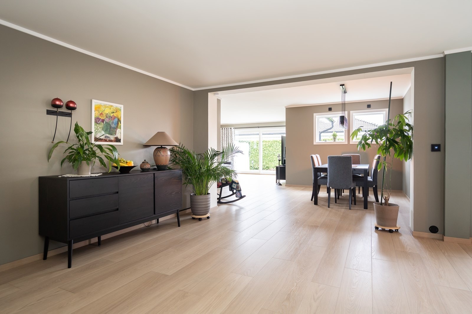 Åpen stue- og spisestueløsning med lyse parkettgulv som gir et romslig inntrykk. Galleribilde