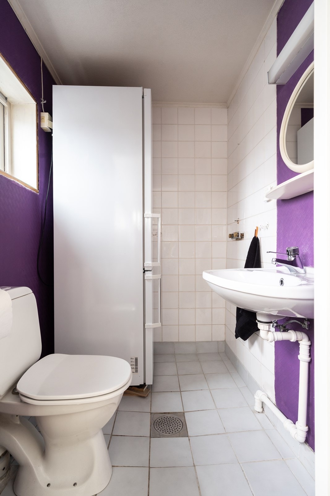 Vinduer gir naturlig lysinnslipp til baderommet, som har flislagte overflater. Galleribilde