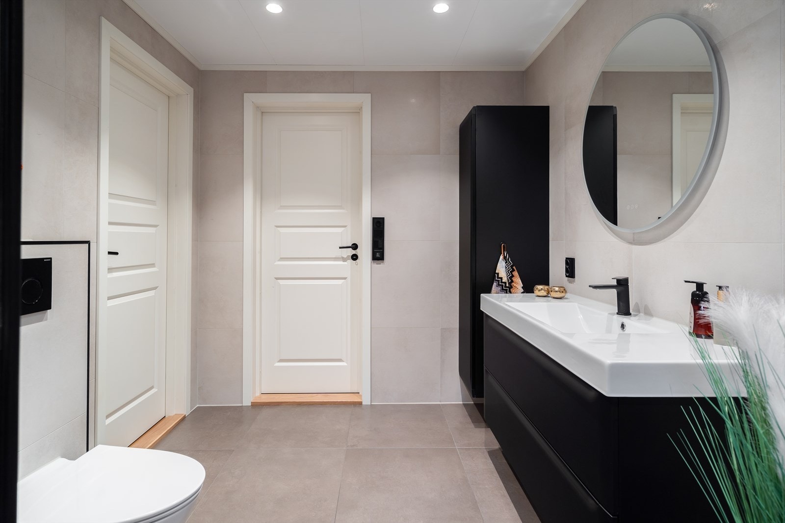 Flislagt gulv og vegger gir et vedlikeholdsvennlig baderom. Galleribilde