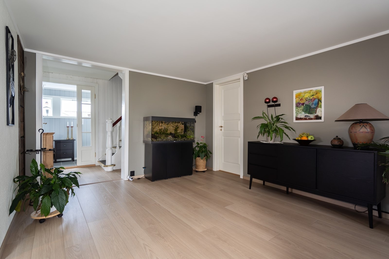 Entréen er romslig med parkettgulv og enkel tilgang til øvrige rom. Galleribilde