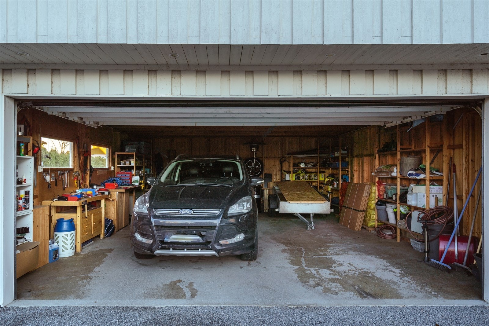 Romslig garasje med plass til bil og oppbevaring av verktøy og utstyr. Galleribilde