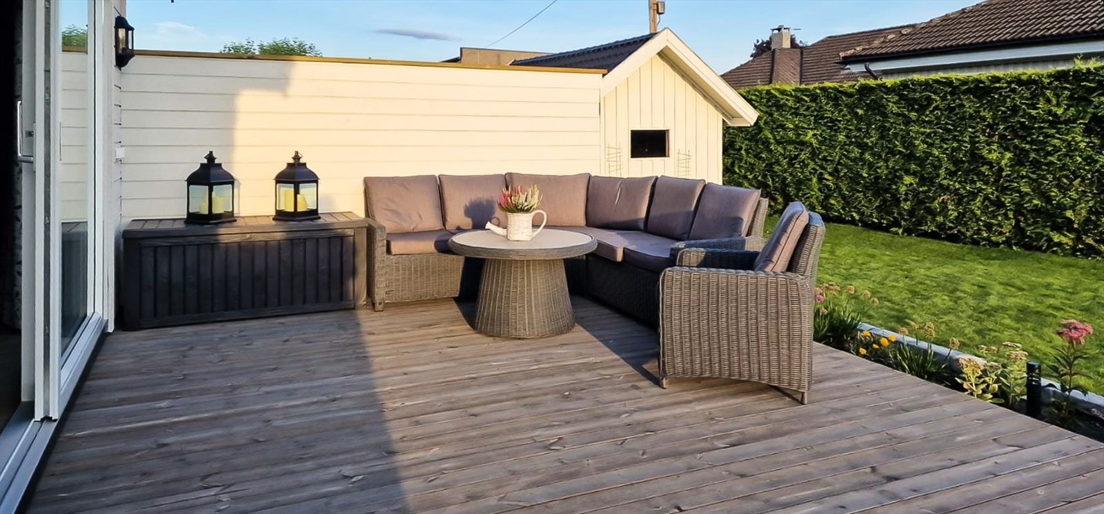 Loungeområde med hjørnesofa på terrassen gir rom for avslapning. Galleribilde