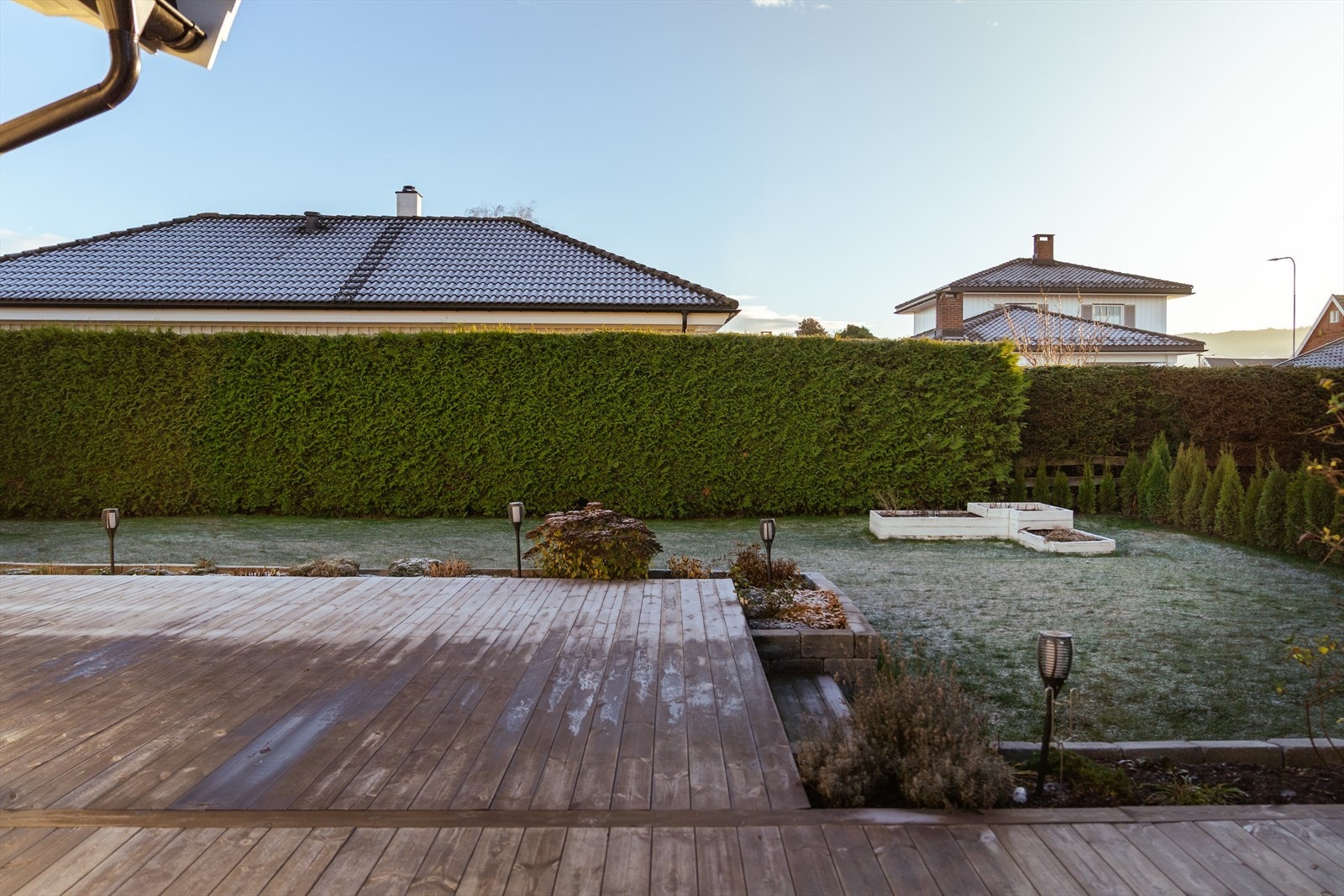 Stor terrasse med plass til utemøbler gir mulighet for avslapning og sosiale sammenkomster. Galleribilde