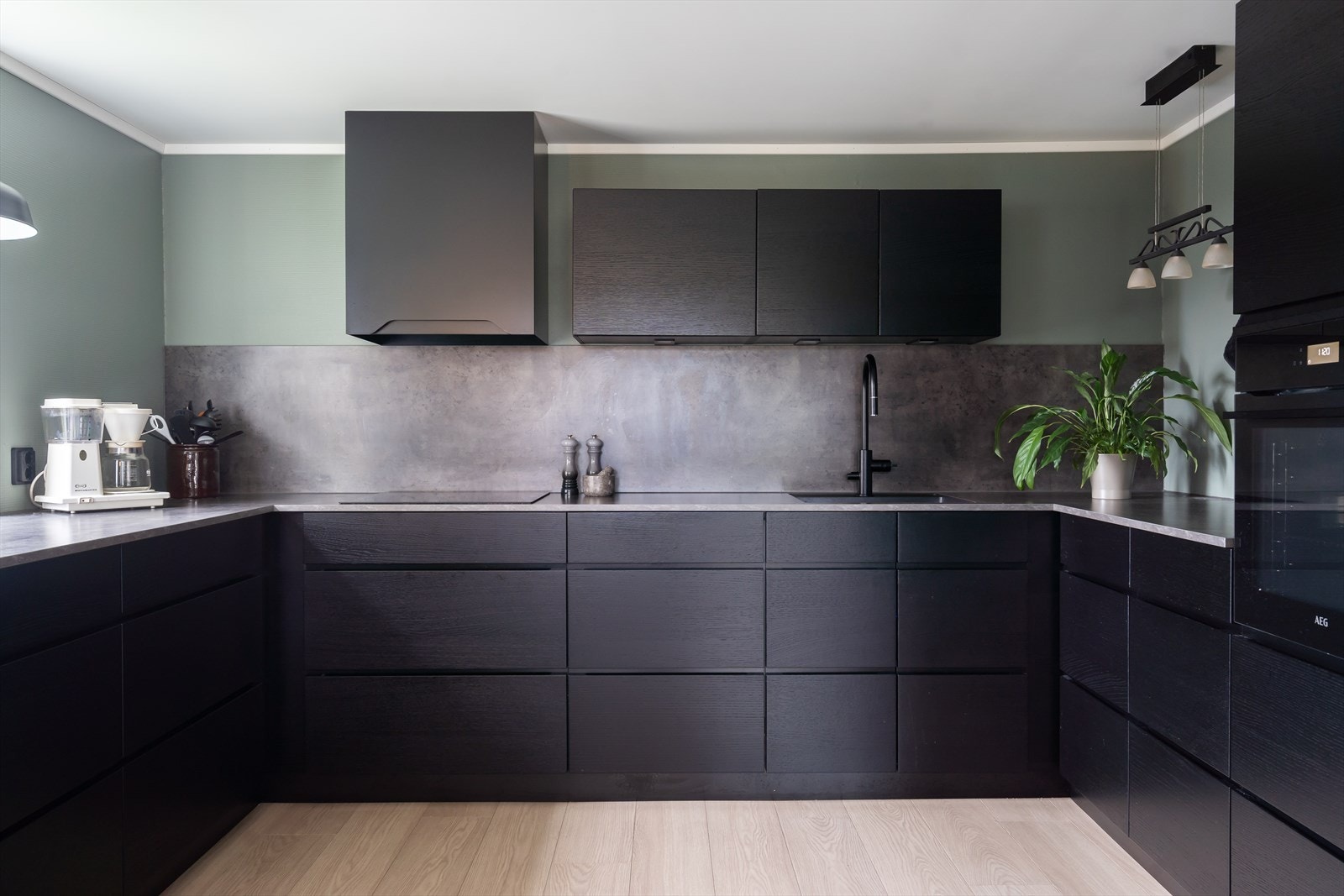 Benkeplaten i grå kompositt gir en slitesterk arbeidsflate. Galleribilde