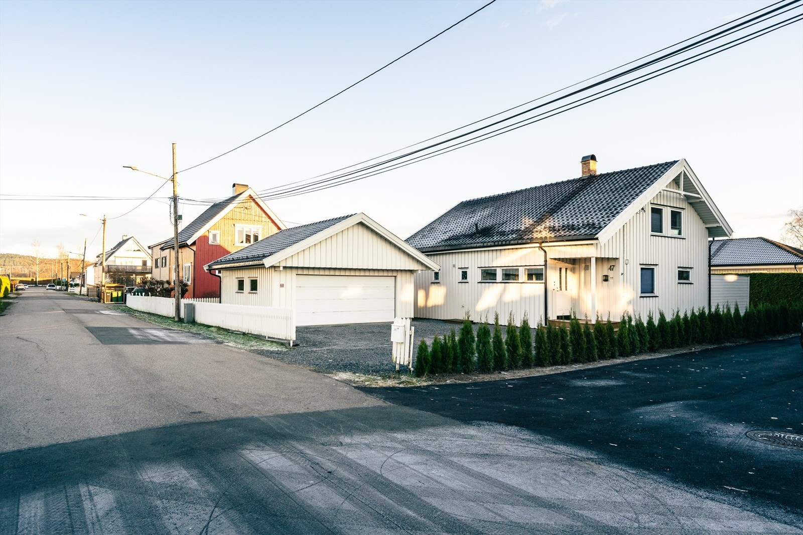 Eiendommen ligger i et rolig nabolag med enkel adkomst til hovedveien. Galleribilde