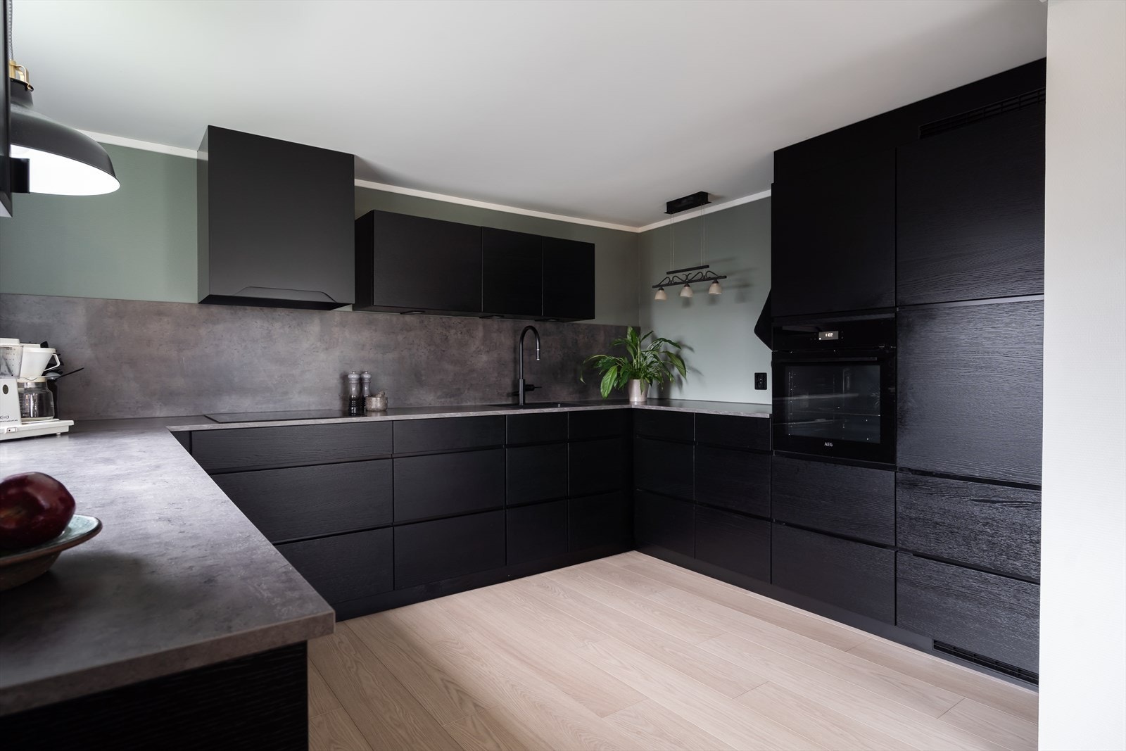 Åpen løsning med god benkeplass gir effektiv utnyttelse av kjøkkenarealet. Galleribilde