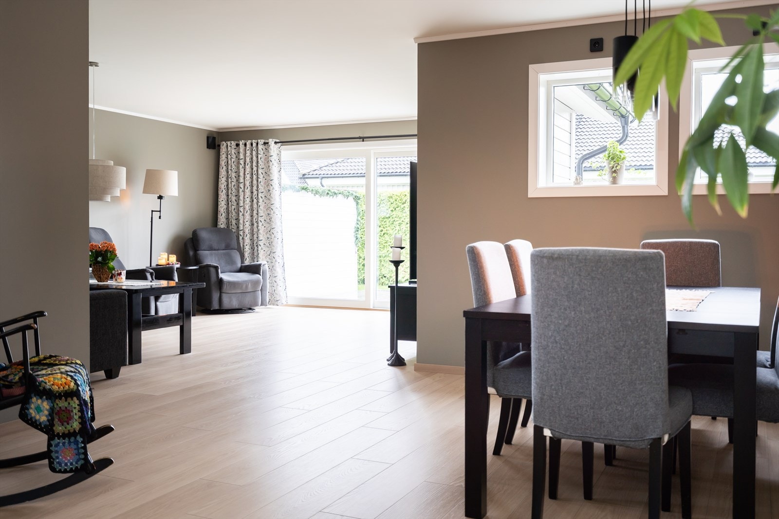 Skyvedører i stuen gir enkel tilgang til uteområdet. Galleribilde