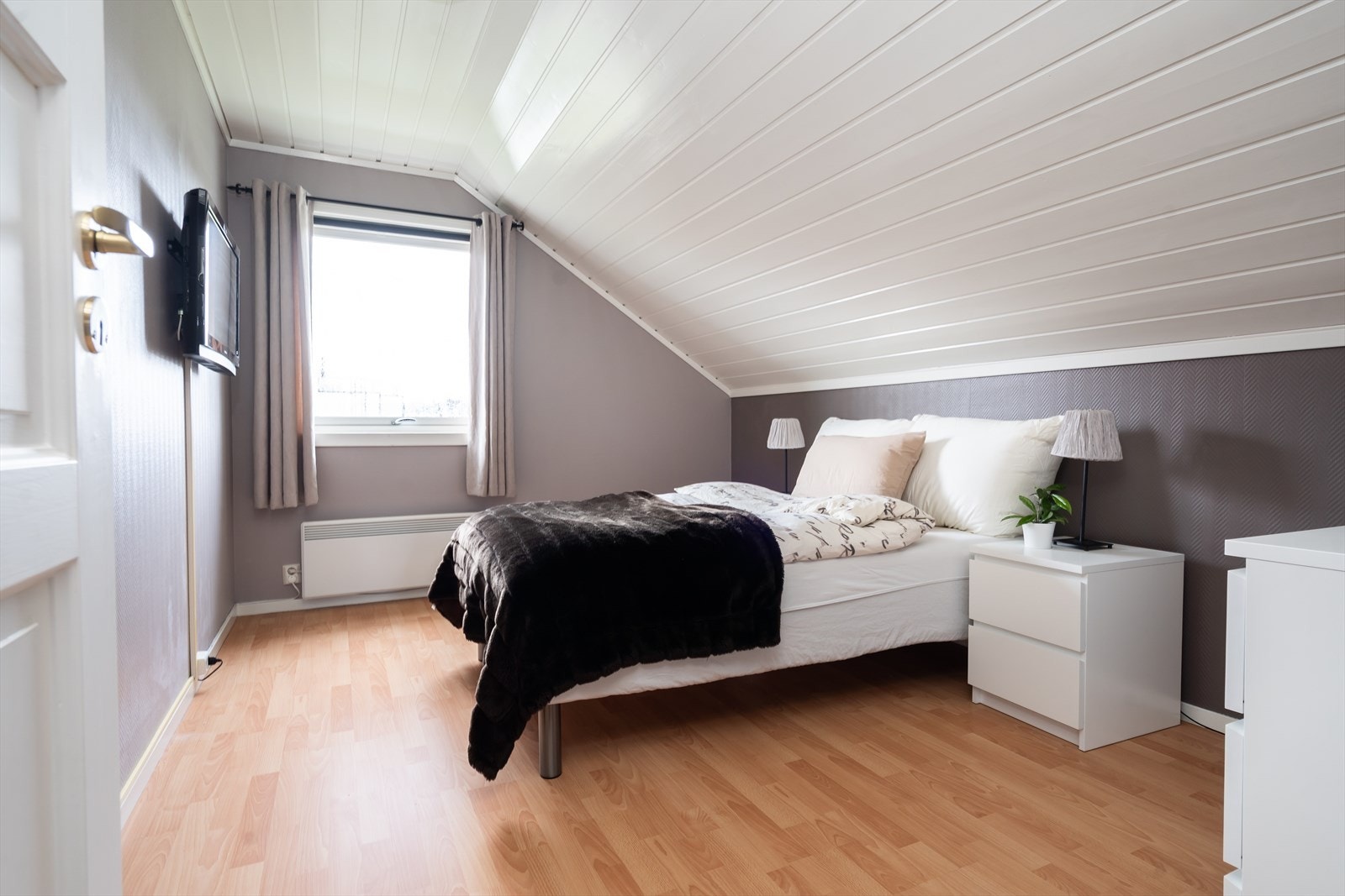 Skråtak og lyst laminatgulv gir rommet en åpen følelse. Galleribilde