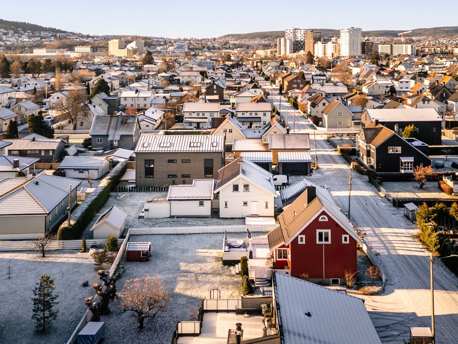 Nabolaget er preget av rene linjer og snødekte tak i et vinterlig landskap. Galleribilde