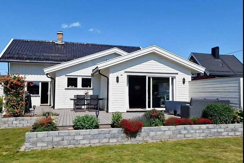 Selger sommerbilde av hage og terrasse. Galleribilde