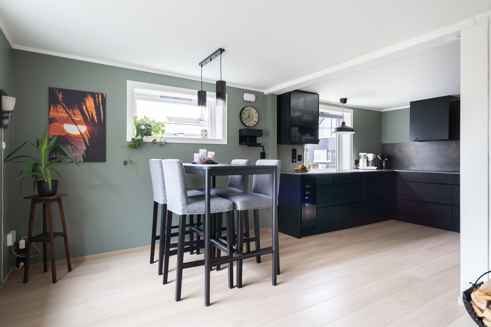 Kjøkkenet har integrerte hvitevarer og mørke fronter som gir et stilrent uttrykk. Galleribilde