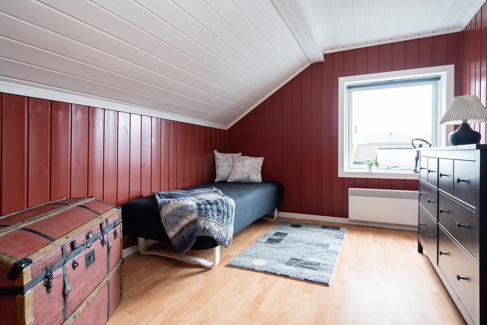 Rødmalt panel gir rommet karakter og varme. Galleribilde