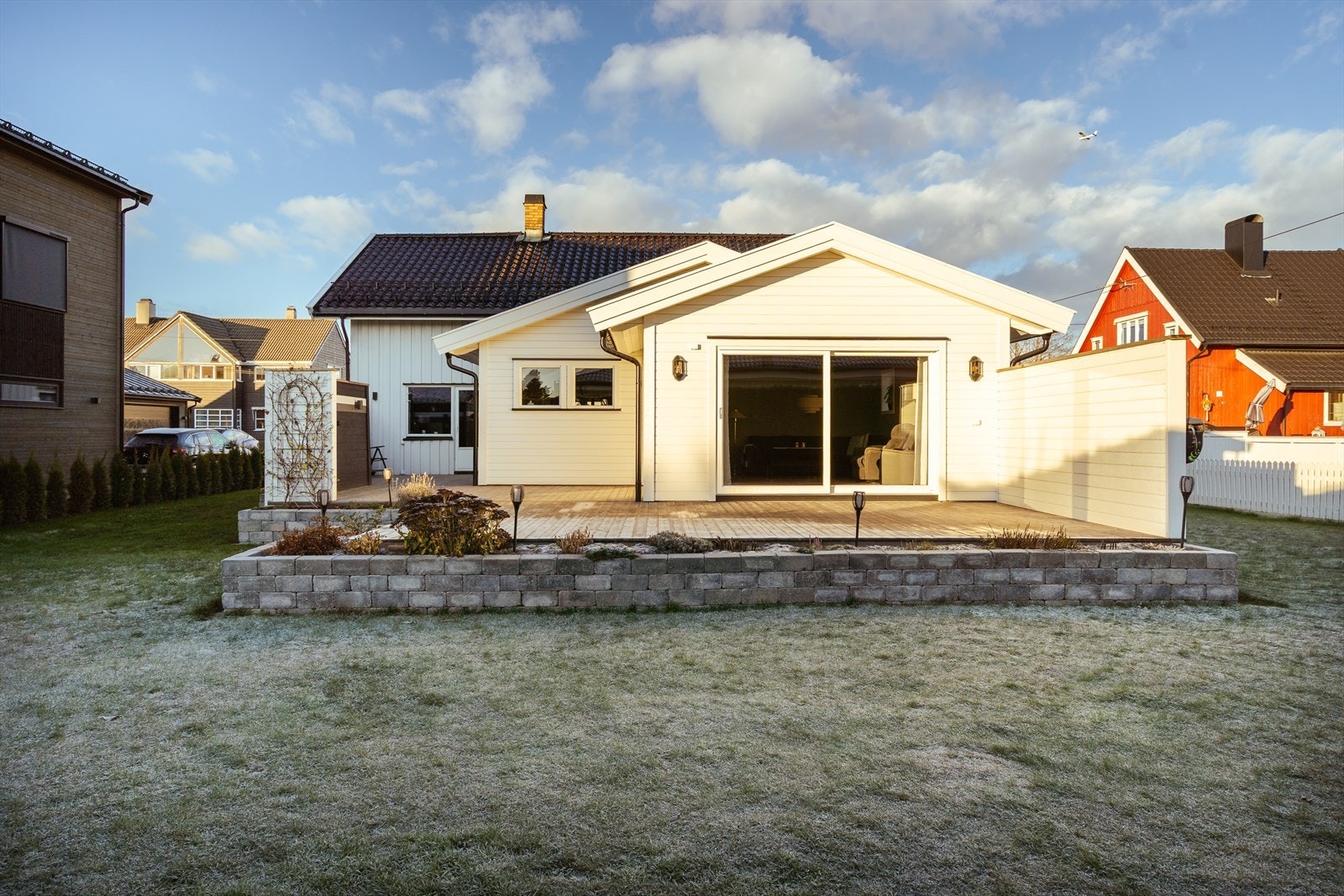 Stor terrasse med utgang fra stuen gir gode muligheter for utendørs opphold. Galleribilde