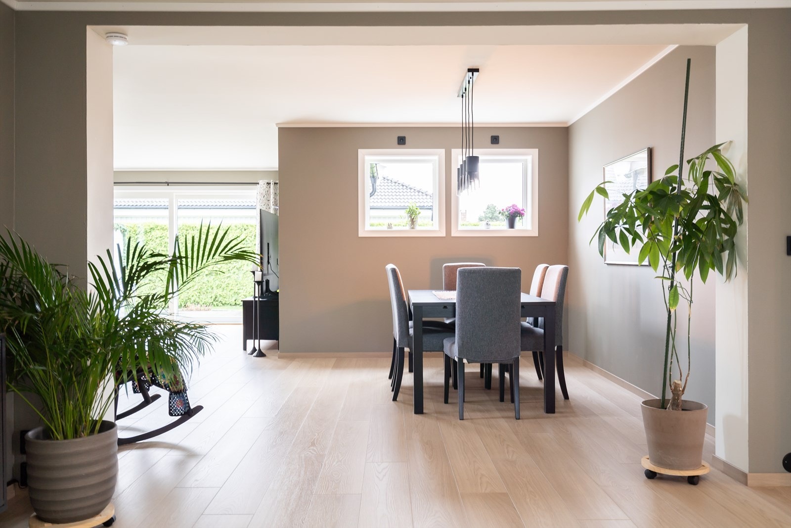 Spiseplassen er plassert ved store vinduer som gir godt med naturlig lys. Galleribilde