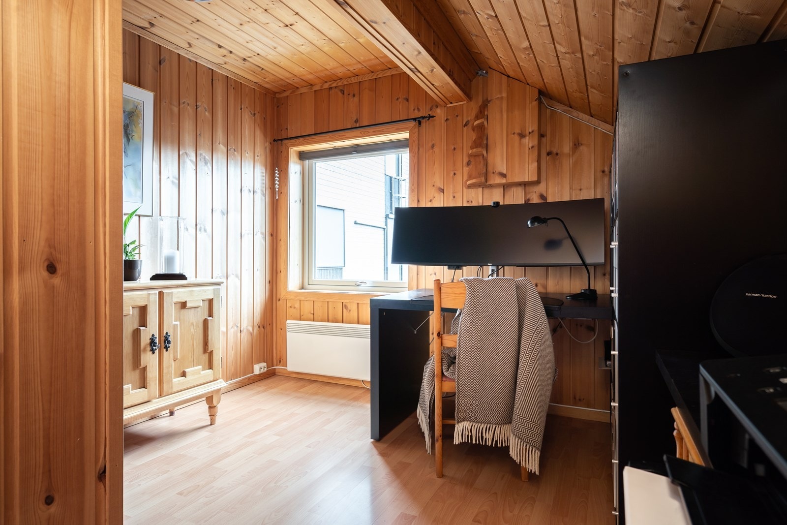 Trepaneler på veggene og taket gir rommet en varm atmosfære. Galleribilde