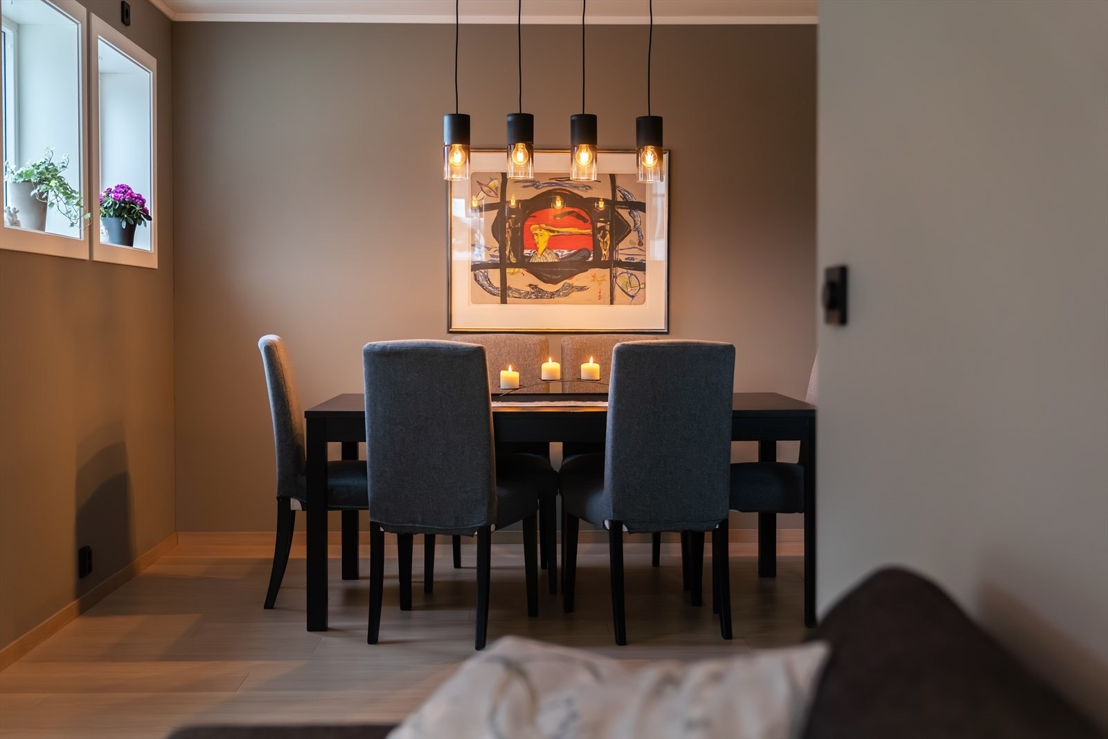 Spiseplassen har plass til seks personer og er opplyst av hengende lamper som gir et behagelig lys. Galleribilde