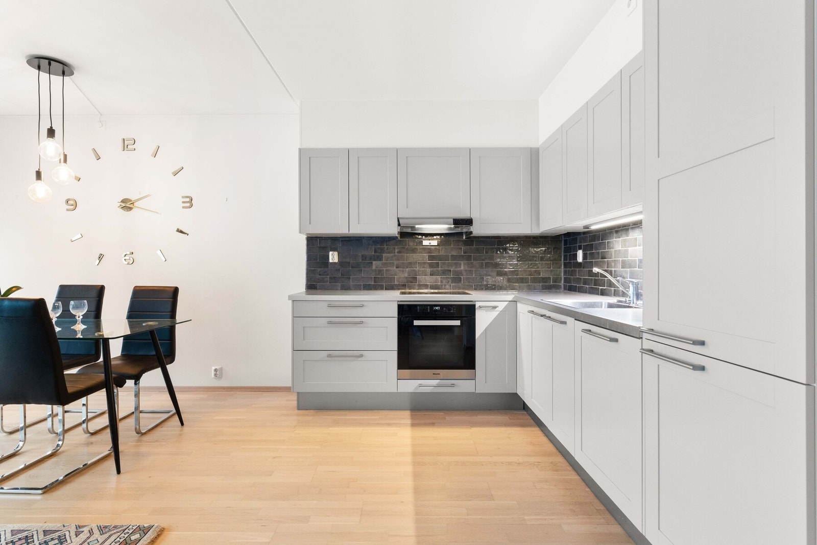 Stilrent kjøkken med profilerte fronter og integrerte hvitevarer - praktisk og tidløst. Galleribilde