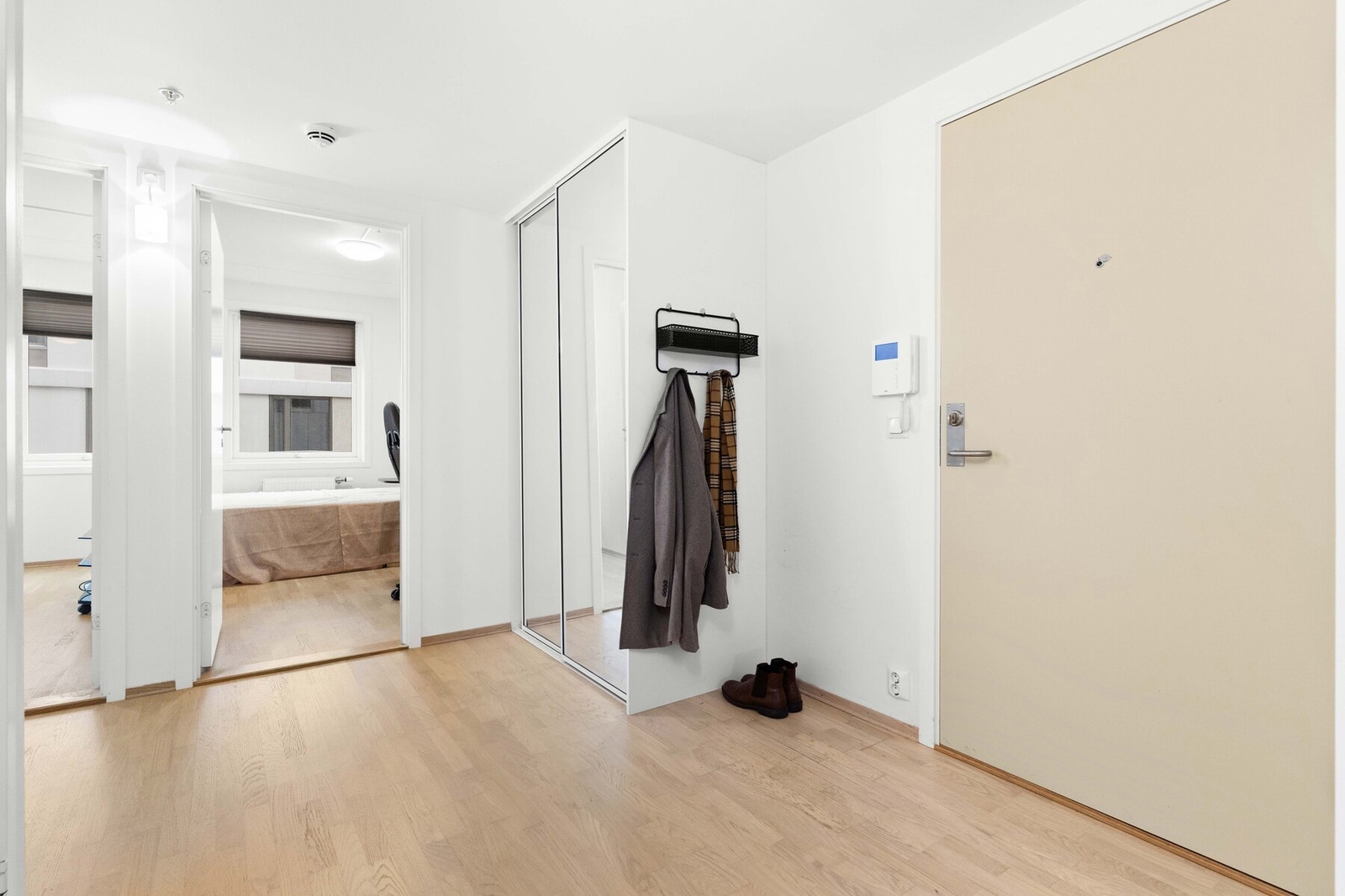 Praktisk entré med dørtelefon og lydisolert inngangsdør for økt komfort og sikkerhet. Galleribilde