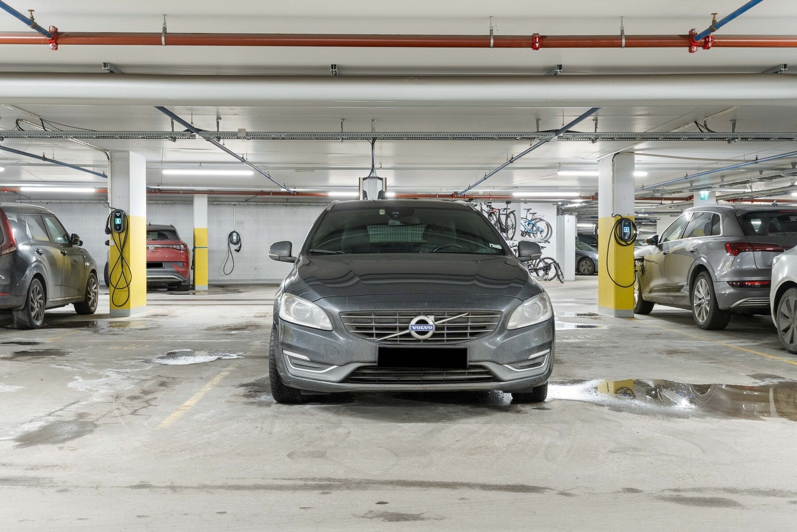 Garasjeplass følger boligen og har utstyrt el-bil lader. Galleribilde