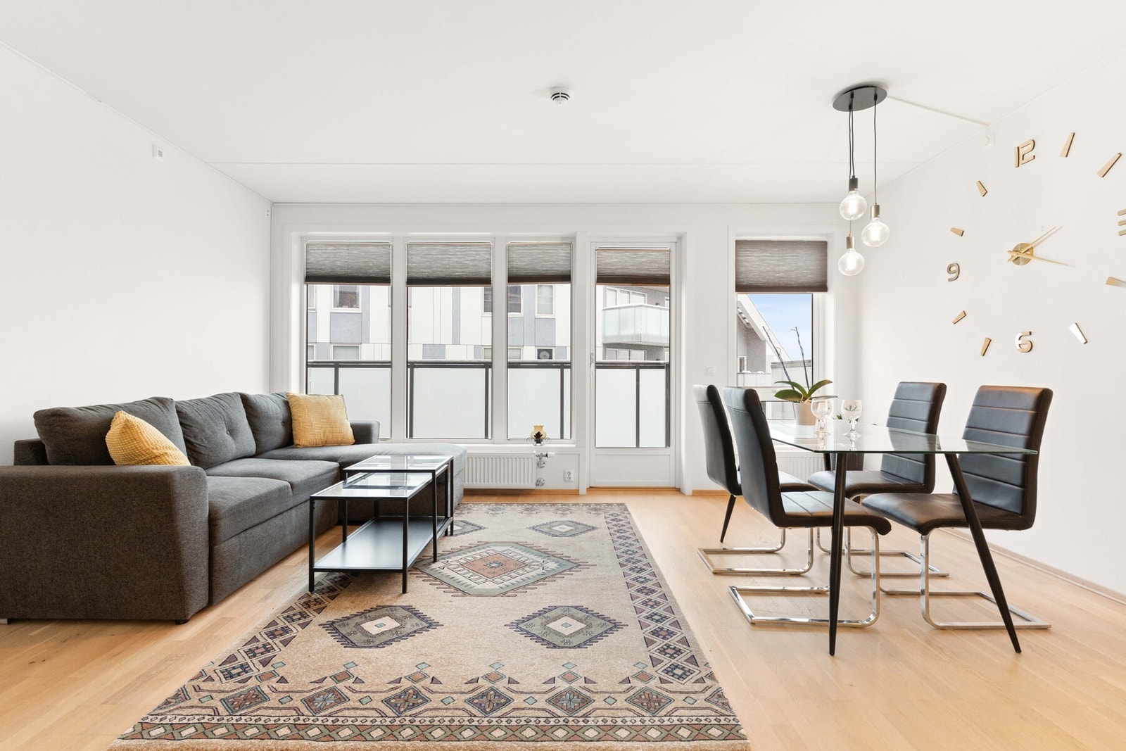 Fra stuen har du direkte utgang til en sydvendt balkong på 10 m² Galleribilde