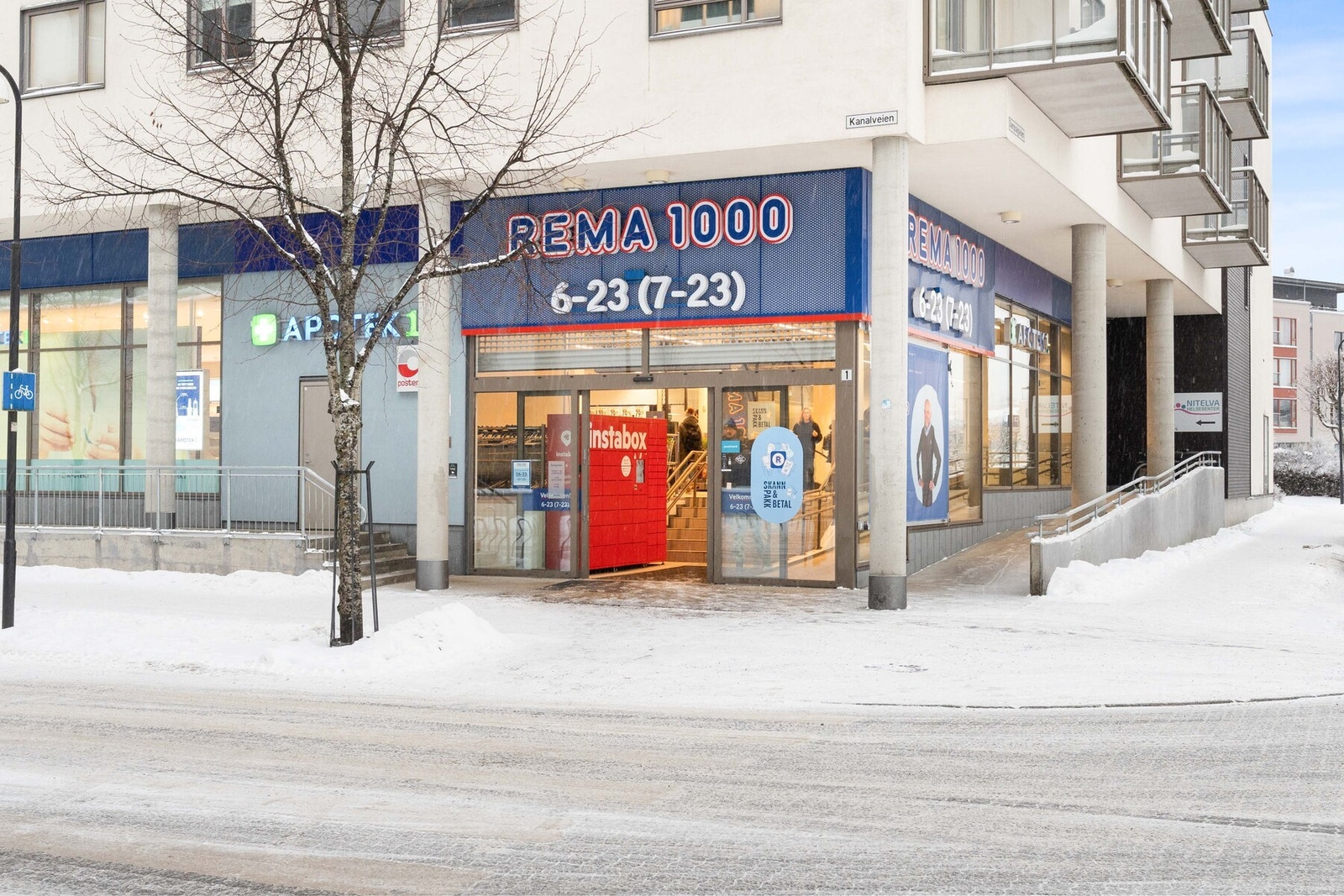 Dagligvarehandelen gjøres enkelt i nærområdet, med blant annet Rema 1000 som tilbyr post i butikk. Galleribilde