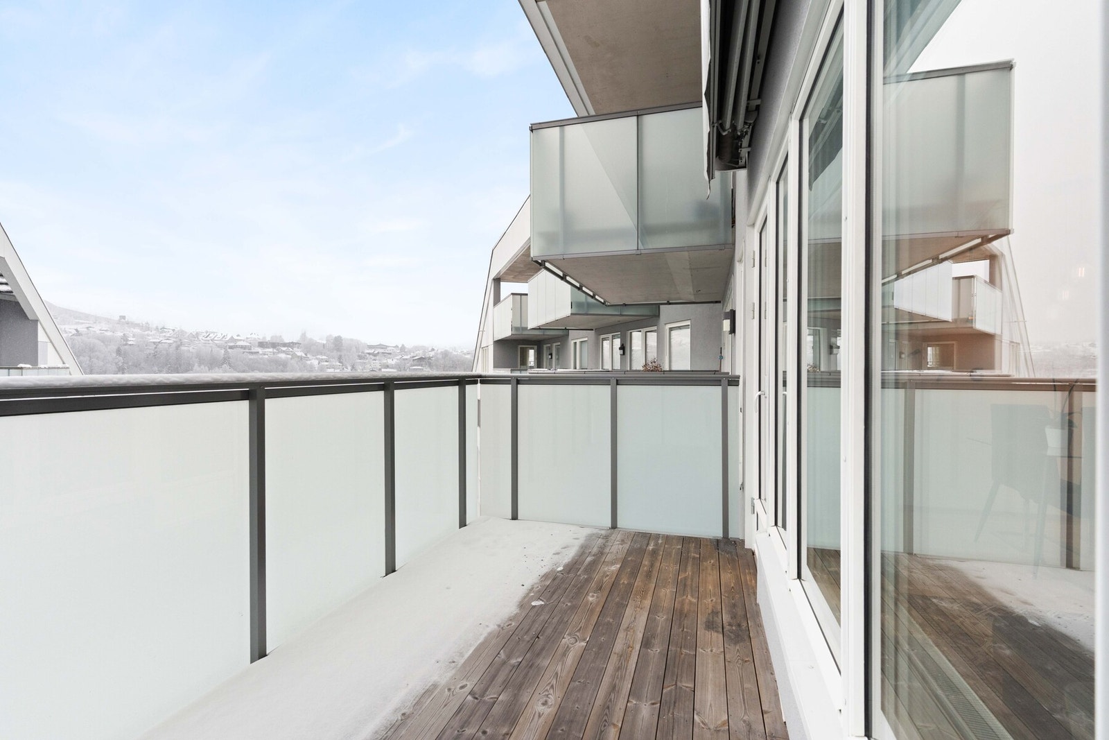 Romslig og åpen sydvendt balkong med fleksible møbleringsmuligheter - en naturlig forlengelse av stuen på sommerstid. Galleribilde