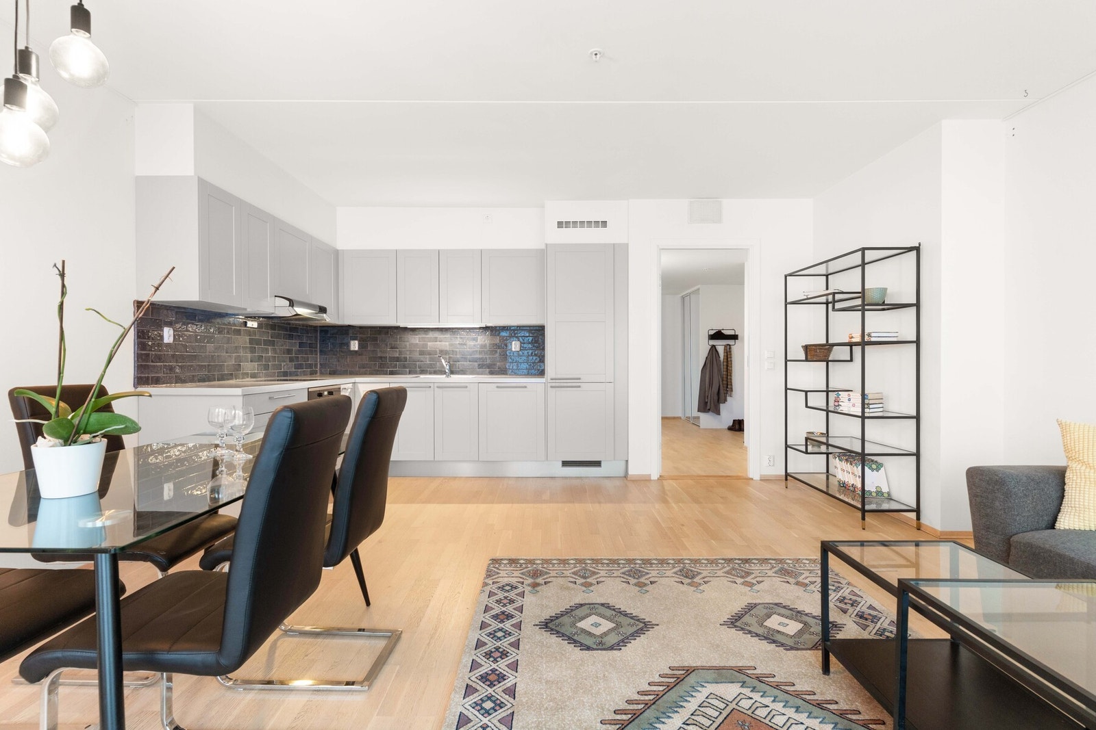 Store vindusflater og åpen planløsning gir rommet en behagelig atmosfære - perfekt for hverdagen. Galleribilde