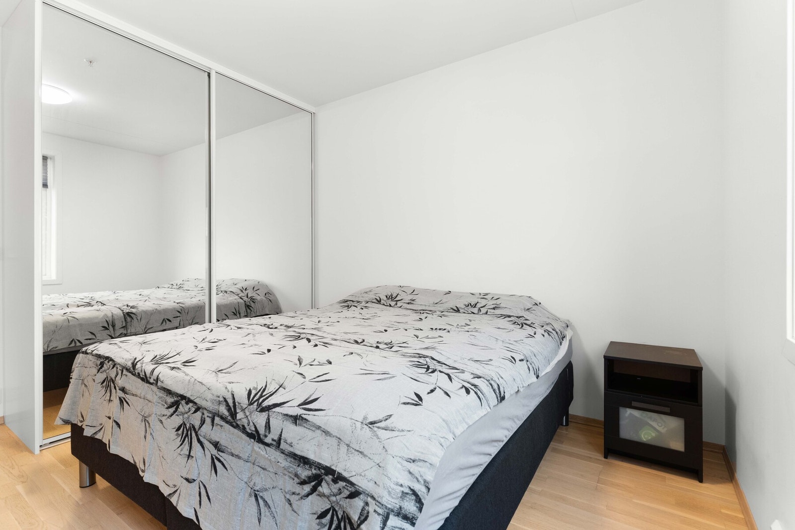 Hovedsoverommet er av god størrelse med plassbygd skyvedørsgarderobe. Galleribilde