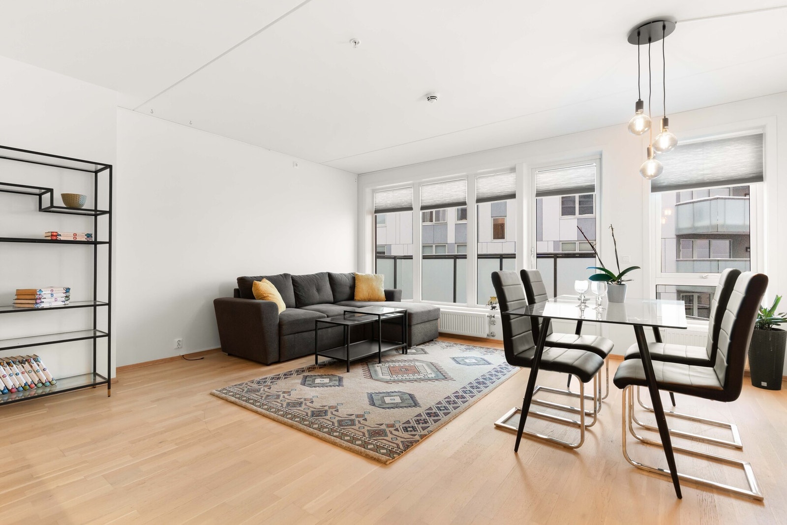 God plass til spisebord gjør dette til et naturlig midtpunkt for måltider og hyggelige sammenkomster. Galleribilde