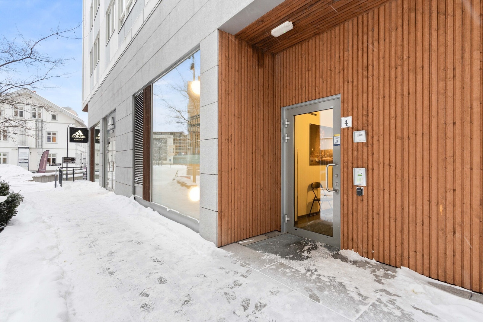 Inngangspartiet fra bakkeplan fører deg trygt og enkelt inn til leiligheten, med dørtelefon som slipper gjestene inn på enkelt vis. Galleribilde