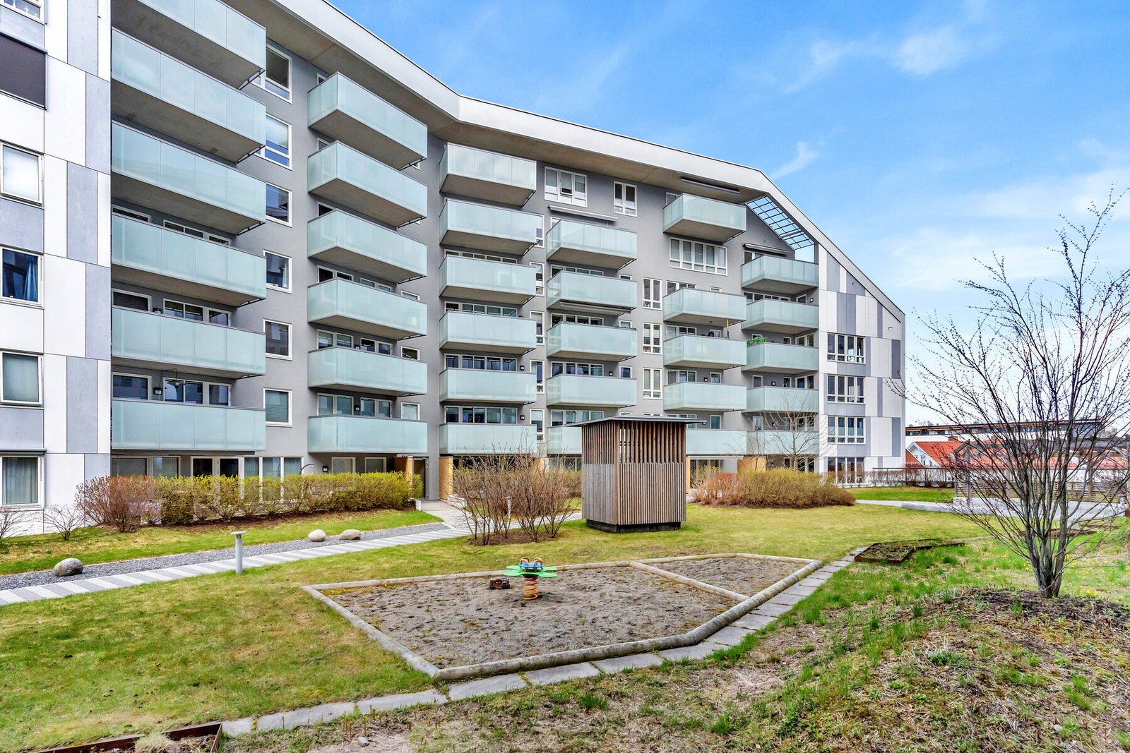 Trivelig uteområde/takhage med lekeplass, benker og grøntareal - et naturlig samlingspunkt for både store og små. Galleribilde