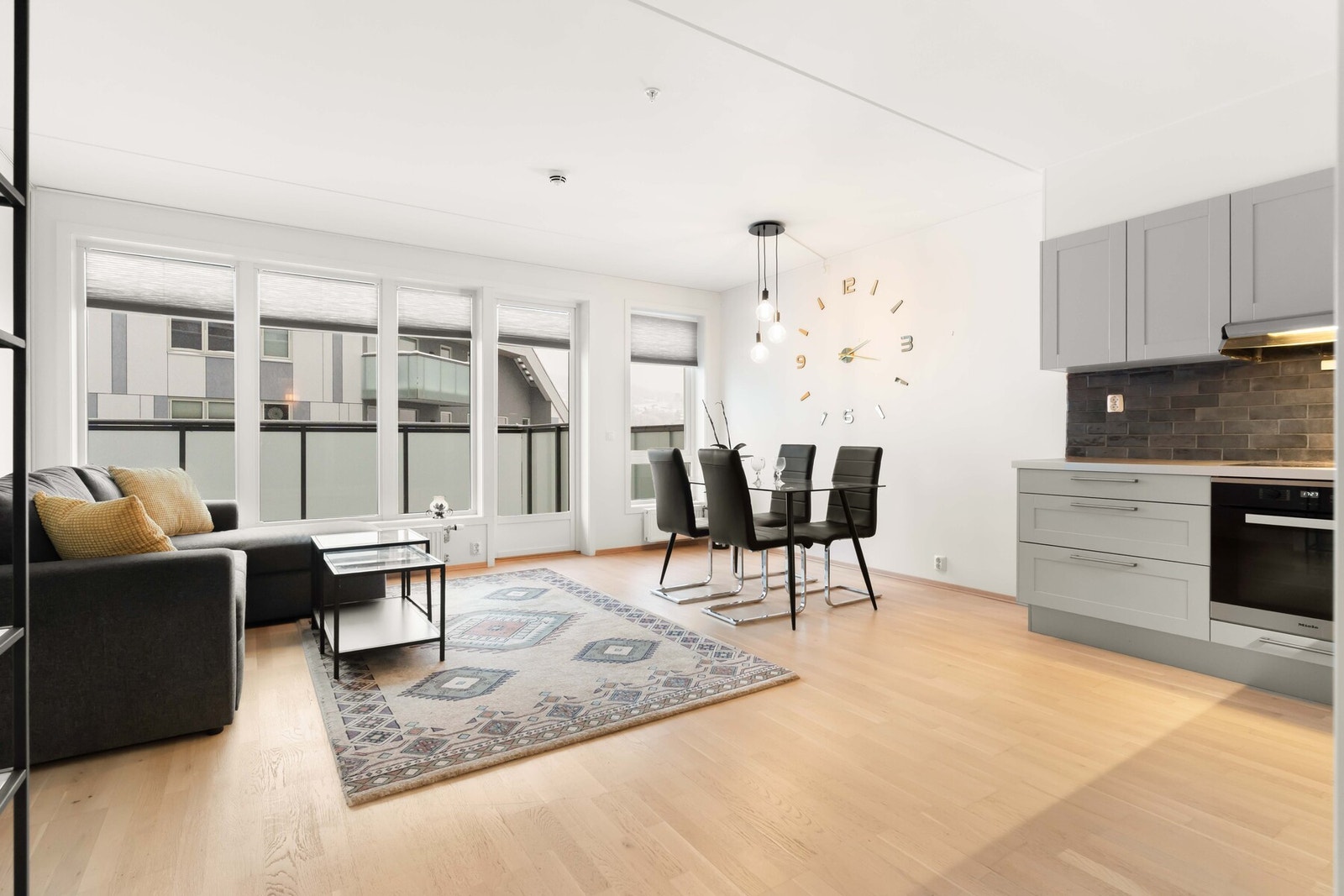 Åpen og praktisk løsning mellom stue og kjøkken gir en romslig følelse og god flyt i hverdagen. Galleribilde