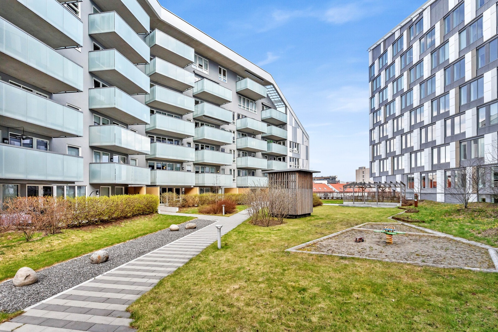 Takhagen ligger i 2.etasje mellom byggene. Galleribilde