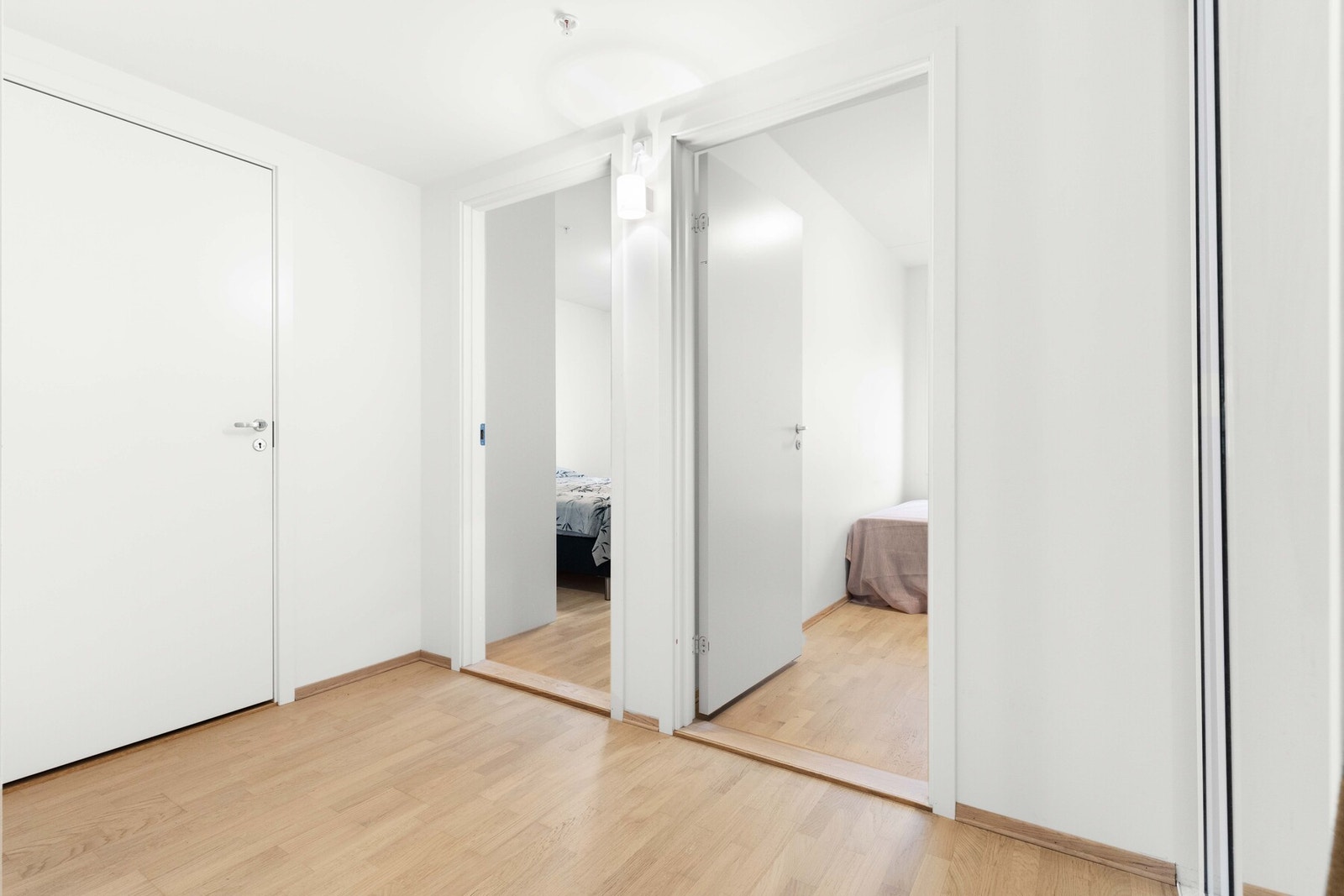 Romslig entré med plass til ekstra møblering - en funksjonell velkomst til hjemmet. Galleribilde