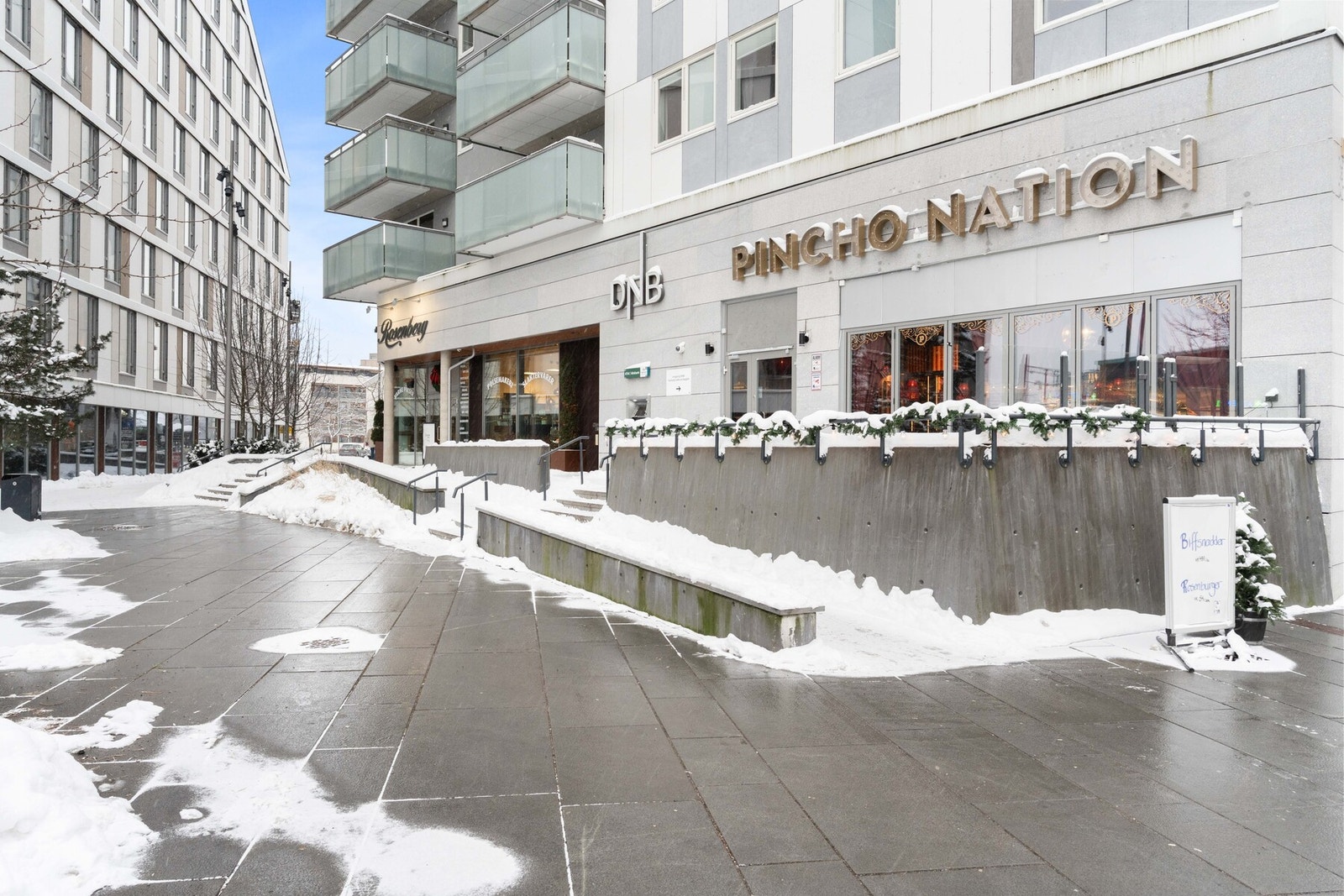 I nærområdet finner du et godt utvalg av serveringssteder og treningssentre, som gir enkel tilgang til en aktiv og sosial hverdag. Galleribilde