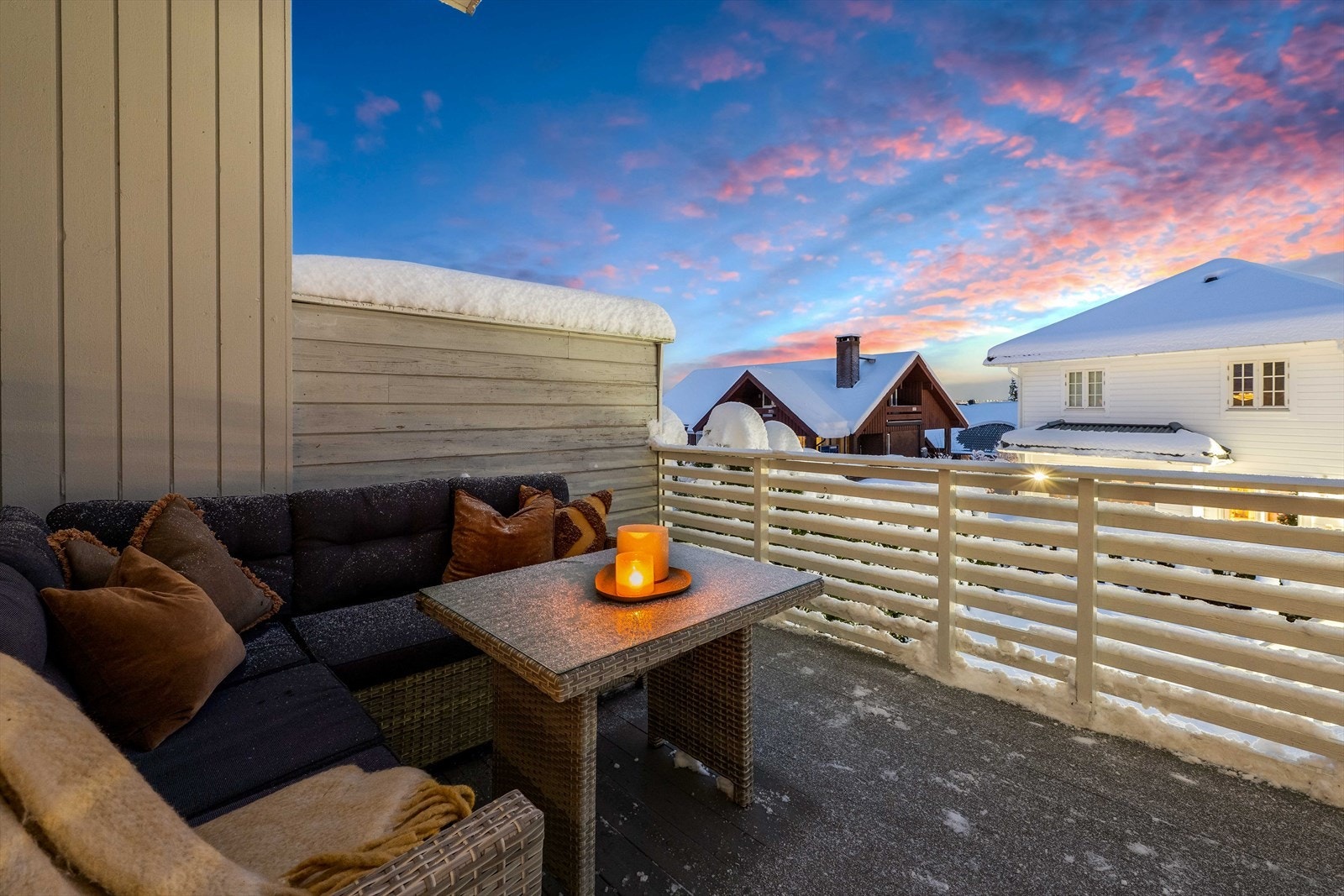 Terrassen er delvis overbygd, og levegg mot naboen gir fin skjerming på uteplassen. Belysning og stikkontakt er montert, og terrassen innredes enkelt i ulike soner for hygge dagen lang. Galleribilde