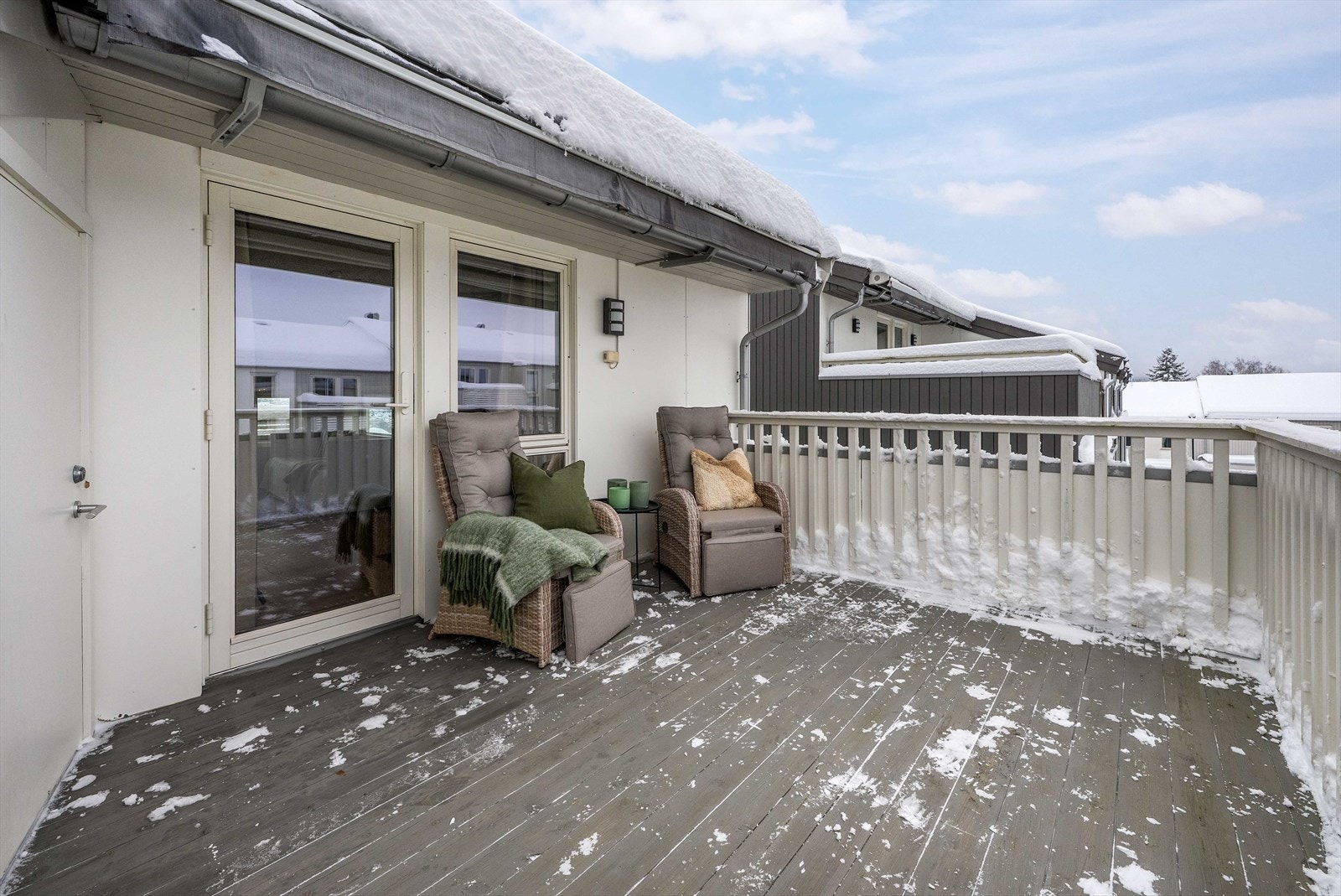 Terrassen er utstyrt med markise, utebelysning, utekontakt og det er en praktisk bod i tilknytning til terrassen. Her ligger alt til rette for hyggelige sommerkvelder! Galleribilde