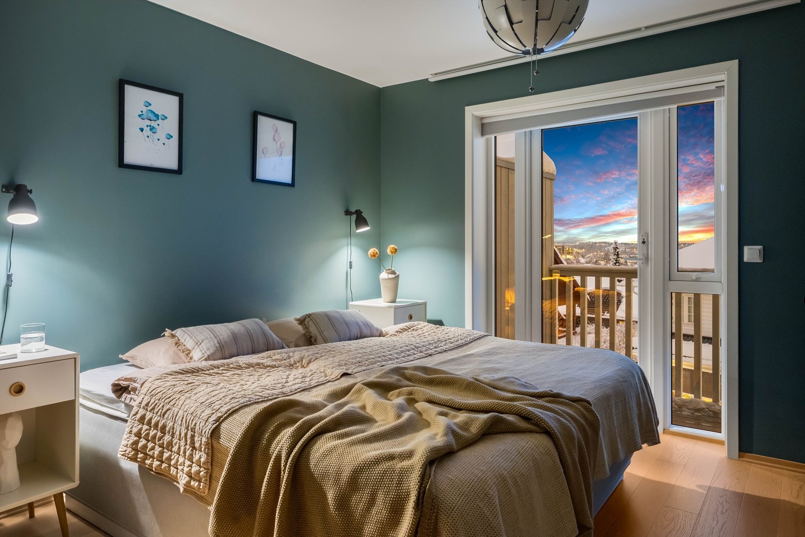 I 2. etasje finner man boligens soveromsavdeling med 3 gode soverom og to romslige bad. Hovedsoverommet er stort og luftig med god plass for dobbeltseng med tilhørende nattbord og garderobeløsning. Galleribilde