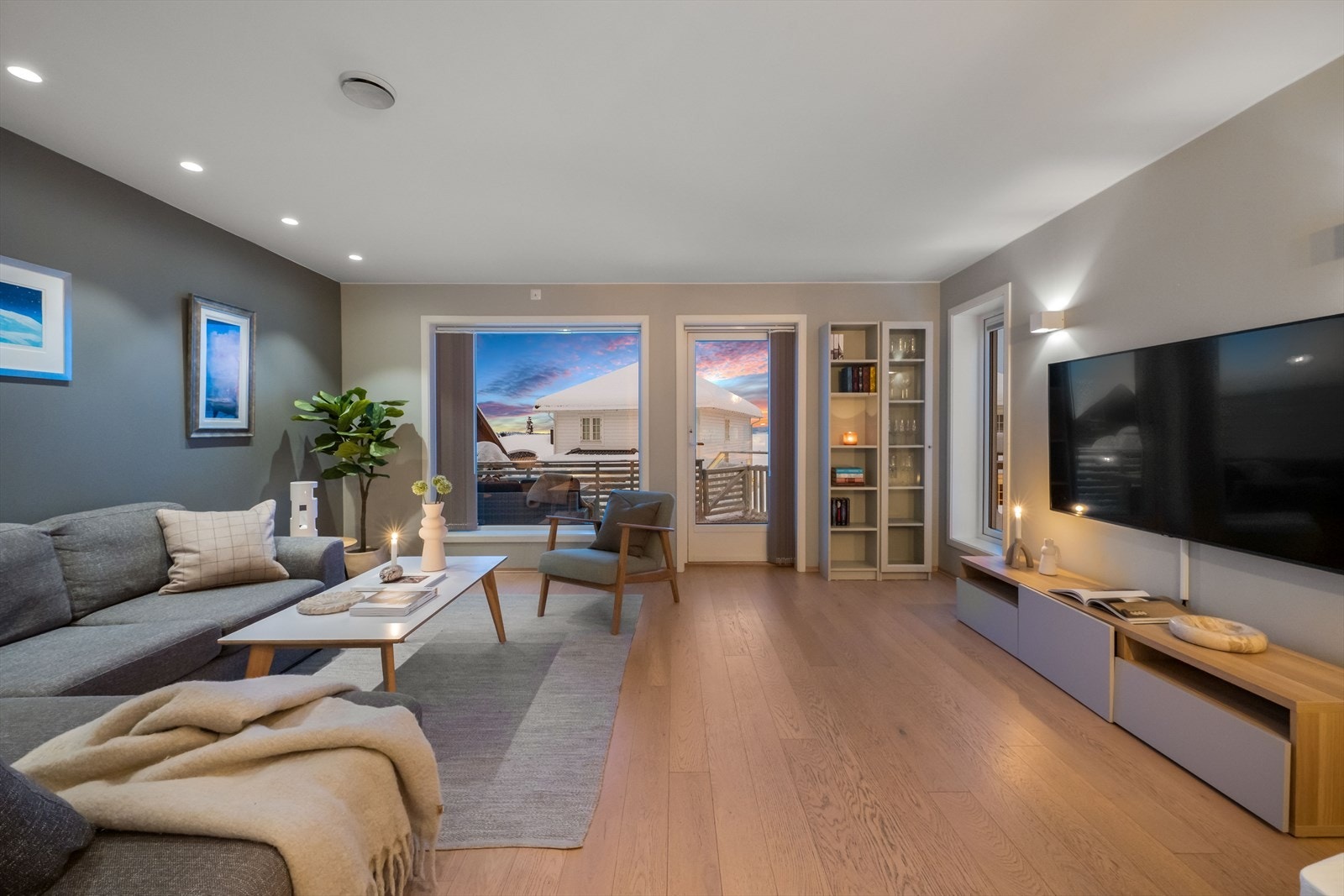 Boligens samlingspunkt er den lyse og trivelige stuen som har fin plass til sofa med tilhørende mediemøblement. Stuen er pent innredet med en-stavs parkett på gulv med underliggende varme, glattmalte vegger og downlightsbelysning. Galleribilde