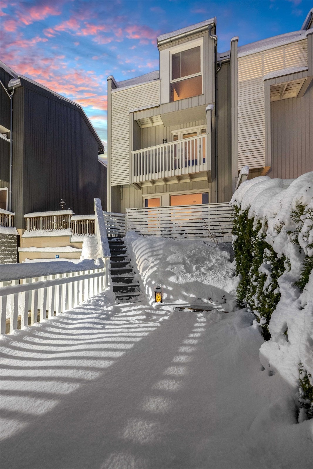 På baksiden av boligen har man en fin markterrasse med god plass til utemøblement og grill, samt trapp ned til hagen Galleribilde