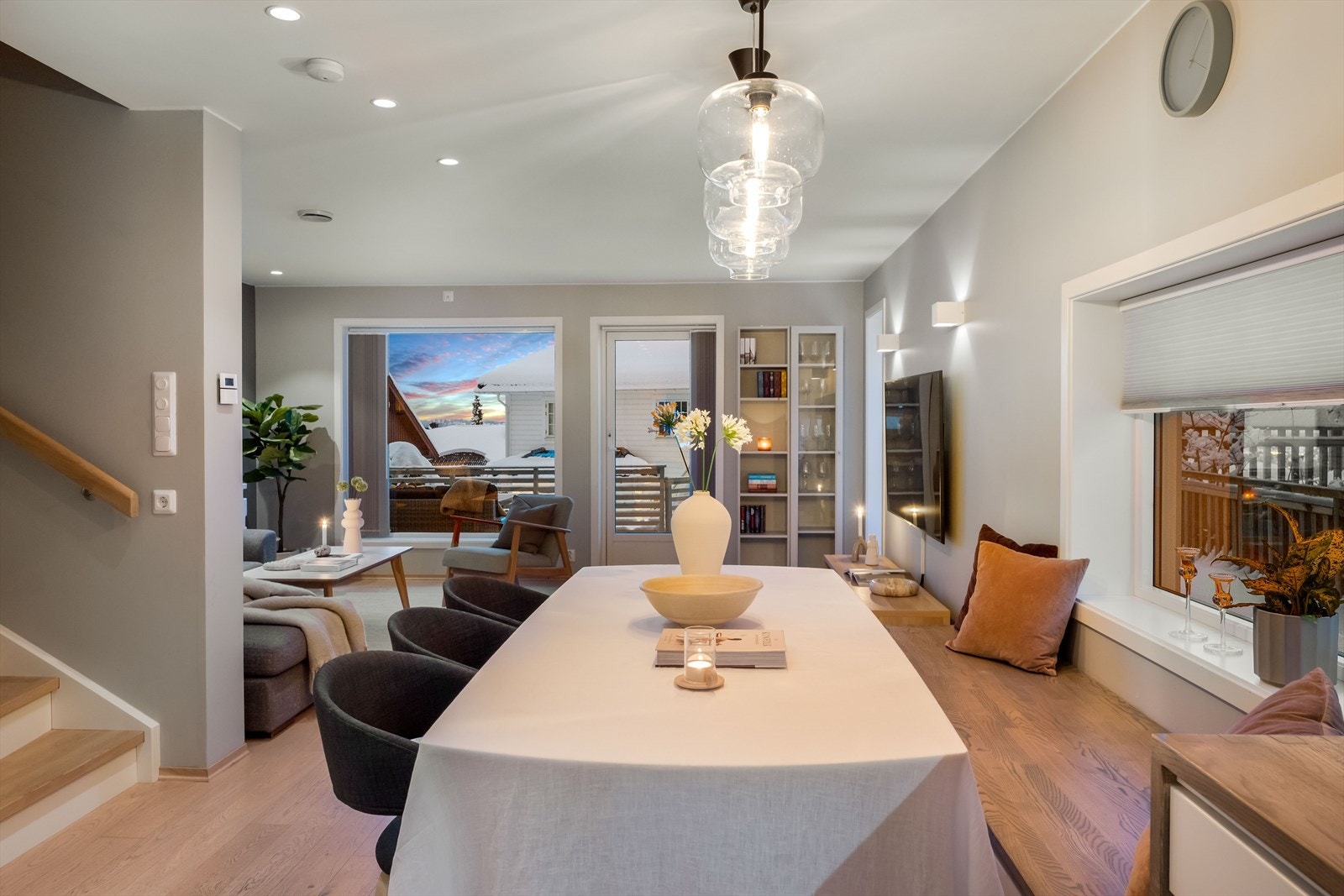 I forlengelse av kjøkkenet strekker benkeplaten seg over til en sittebenk ved spisestuen, noe som gir ekstra oppbevaringsplass og god plass rundt spisebordet for hele familien og gjester. Galleribilde